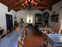 Quinta de Santana auf São Miguel – Gemütlicher Frühstücksraum mit rustikalem Charme und traditionellem Dekor.