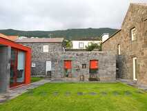 A Casa do Ouvidor auf Pico, stilvolle Kombination aus traditioneller Architektur und modernem Design in idyllischer Naturkulisse.