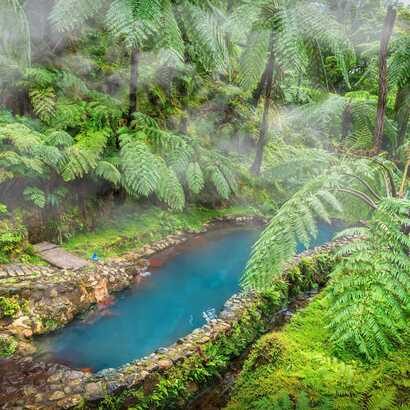 Caldeira Velha – Idylle und Entspannung im natürlichen Thermalbad umgeben von üppigem, tropischem Grün.