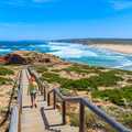 Holzstege durch die Dünen mit Blick auf die Buchten auf dem Fischerpfad Portugal