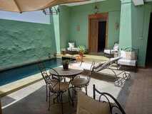 Casa Colonial König auf Fogo, stilvolle Terrasse mit gemütlichen Sitz- und Liegemöglichkeiten am Pool für erholsame Urlaubsmomente.