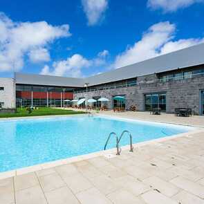 Colombo-hotel-santa-maria-azoren-poolanlage