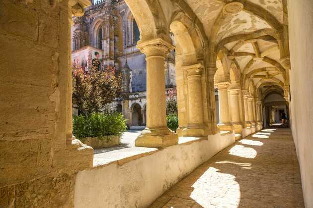 Säulengang im Convento de Cristo im Zentrum von Tomar, der seit 1983 UNESCO Weltkulturerbe Portugal ist.