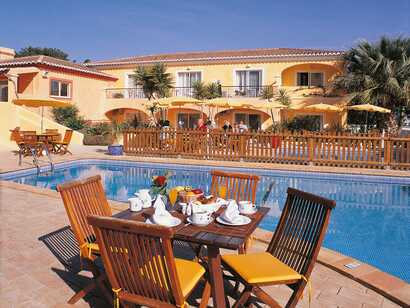 Costa d'Oiro Amiance Village Hotel in Lagos - Im Innenhof befindet sich ein Pool