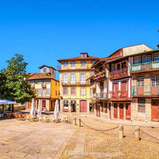 Das Stadtzentrum von Guimaraes besticht durch rustikale Häuser und kräftige Farben