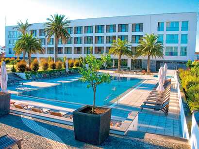Azoris Royal Garden Hotel mit großem Pool, Sonnenliegen und Palmen in der Hotelanlage in Ponta Delgada auf São Miguel