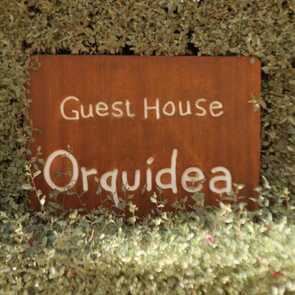 Hotel-guest-house-orquidea-eingangsschild