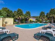 Hotel Teresinha auf Terceira – sonniger Poolbereich mit Palmen, Liegestühlen und entspannter Atmosphäre für Badeurlauber