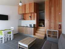 Moderne Ferienwohnung mit Küchenzeile, gemütlichem Essbereich und Wohnraum – ideal für Ihren entspannenden Urlaub mit picotours.