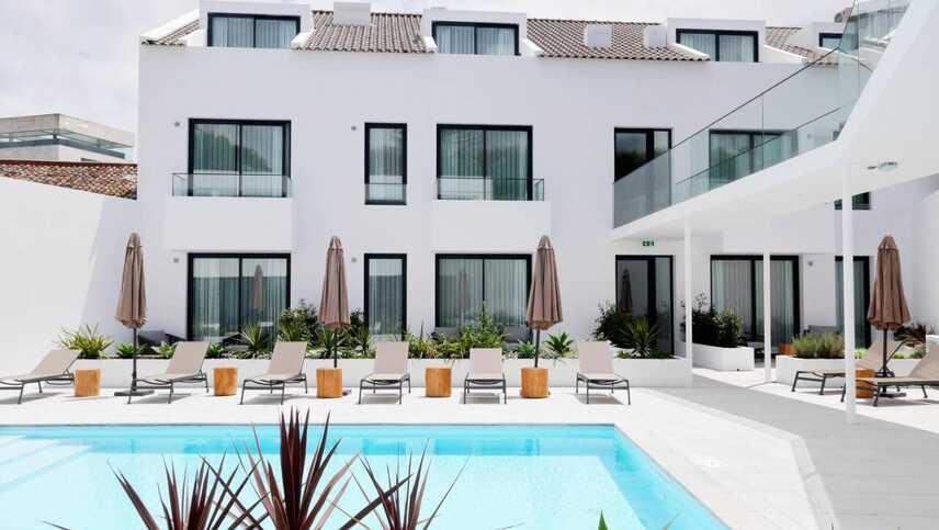 Pero-de-teive-bay-designhotel-pool-sonnenliegen-azoren
