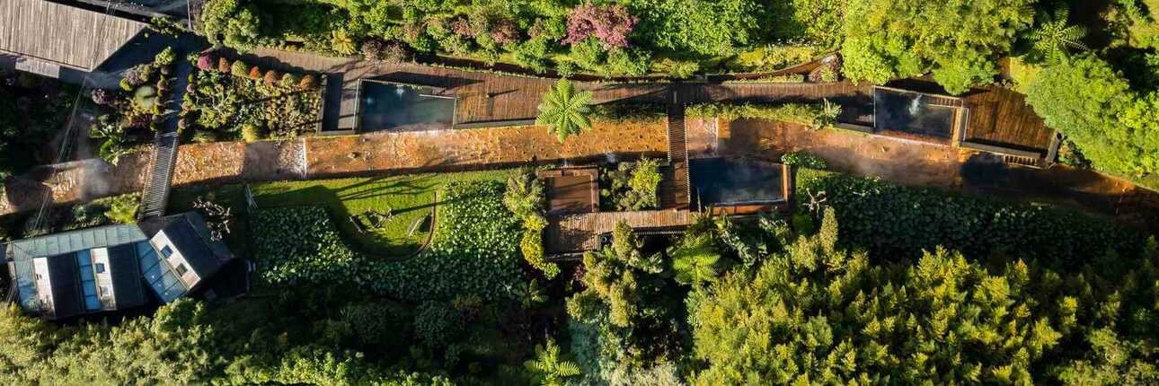 Der Fluss Ribeira dos Lameiros führt mitten durch das Thermalbad Poca da Dona Beija
