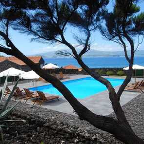 Pocinho-bay-pool-unterkunft-azoren-meerblick-lavagestein