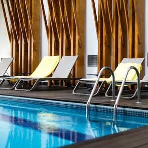 Ponta-delgada-hotel-indoor-pool-design-liegen-holzstruktur