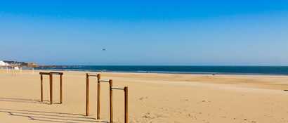 Praia de Matosinhos ist für die idealen Bedingungen zum Surfen und Kitesurfen bekannt.