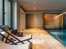 Pousada Porto-Innenpool mit Liegen