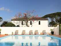 Solar do Conde auf Sao Miguel, einladender Außenpool mit Liegestühlen und idyllischem Ambiente für entspannte Urlaubstage bei picotours.