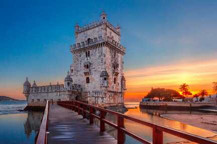 Portugal Urlaub in Lissabon: Torre de Belém im Sonnenuntergang