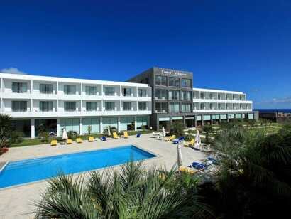 Modernes Hotel Vale do Navio mit Pool und Meerblick auf São Miguel – perfekte Wahl für erholsame Urlaubstage auf den Azoren.