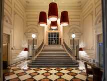 Eleganter Eingangsbereich des Vila Galé Collection São Miguel mit Marmortreppe und stilvollen Lampen.
