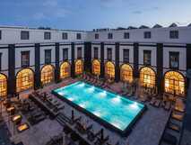 Vila Gale Collection Hotel auf Sao Miguel, stilvoller Innenhof mit beleuchtetem Pool und einladender Atmosphäre für entspannte Abende.