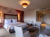 Vila Gale Collection Hotel auf Sao Miguel – stilvolles und gemütliches Zimmer mit modernem Komfort und einzigartiger Wandgestaltung, ideal für erholsame Aufenthalte.