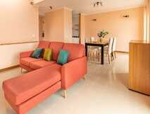 Villas do Mar auf Flores, gemütliches und helles Wohnzimmer mit modernem Design und einladendem Essbereich.