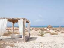 Guesthouse Spinguera Ecolodge auf Boa Vista, idyllische Strandlounge mit Meerblick und entspannter, natürlicher Atmosphäre.