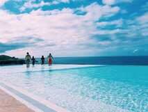 Hotel Pedras do Mar auf Sao Miguel, Infinity-Pool mit spektakulärem Blick auf den Atlantik – perfekte Entspannung direkt am Meer.
