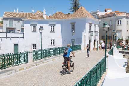 Eine Reise mit dem Fahrrad durch die Städte an der Algarve