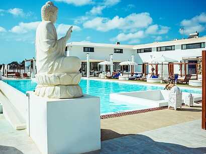 HBB aussen Pool Buddha