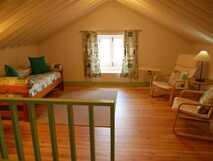 Tradicampo - Casa do Tanque auf Sao Miguel, gemütlicher und stilvoll eingerichteter Aufenthaltsraum mit warmem Holzinterieur und einladender Atmosphäre.