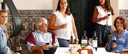 Ein gedeckter Tisch mit regionalen Zutaten in vielen Restaurants im Alentejo