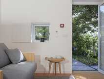 Quinta dos Peixes Falantes auf Sao Miguel, gemütlicher Wohnbereich mit modernem Sofa und Blick in den grünen Garten – ideal für entspannte Urlaubsmomente bei picotours.