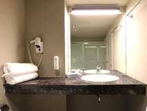 The Lince Nordeste Country & Nature Hotel auf Sao Miguel – Modernes und gepflegtes Badezimmer mit praktischer Ausstattung für einen komfortablen Aufenthalt.