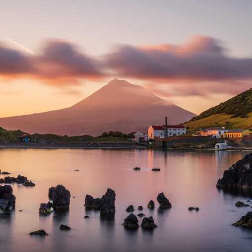 Blick von Faial auf den Berg Pico bei Sonnenuntergang auf den Azoren im November