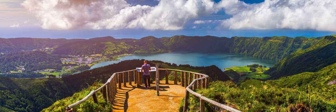 Atemberaubender Panoramablick vom Miradouro Boca do Inferno auf grüne Landschaften und den See inmitten der Natur – perfekt für entspannte und unvergessliche Urlaubsmomente.
