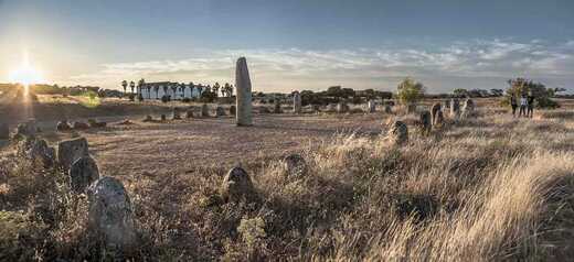 Megalithanlage Cromeleque dos Almendres mit aufrecht stehenden Granitsteinen nahe Évora im Alentejo.