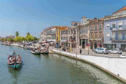 Aveiro: Kanäle in Porutgals Venedig vor schönen Häusern