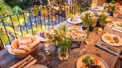 Rustikaler Tisch in einem Restaurant auf Madeira