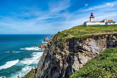 Schroffe Felsklippe am Cabo da Roca mit Leuchtturm