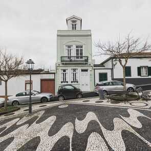 Casa-da-cascata-fassade-stadtplatz-sao-miguel