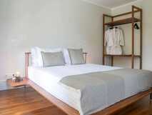 Casa Portuguesa Boutique Hotel auf Sao Miguel, modernes und gemütliches Zimmer mit elegantem Holzdesign und hochwertiger Ausstattung für erholsamen Komfort.