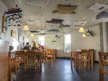Gemütliches, maritim dekoriertes Restaurant mit Holzmöbeln – perfekter Halt für Genießer auf Ihrer Picotours-Reise.
