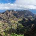 Blick auf das grüne Tal von Santo Antão mit dramatischen Berghängen auf Cabo Verde – ein Paradies für Wanderfreunde.