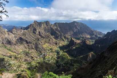 Blick auf das grüne Tal von Santo Antão mit dramatischen Berghängen auf Cabo Verde – ein Paradies für Wanderfreunde.