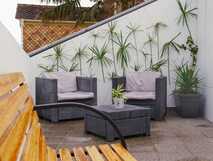 Senhora do Carmo Charm House auf Sao Miguel, gemütliche und stilvolle Terrasse mit Sitzgelegenheiten und grüner Pflanzenwand für entspannte Momente.