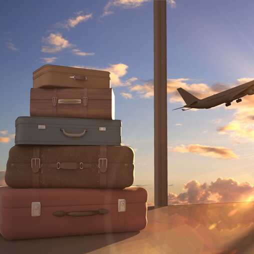 Ein Stapel Koffer am Flughafen mit startendem Flugzeug im Hintergrund – Symbolbild für Gepäckverlust beim Reisen.