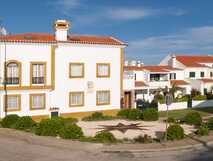 Mediterranes Ferienhaus mit typisch weißer Fassade und rotem Dach – Ihr Traumurlaub mit picotours beginnt hier!
