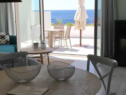 Modernes Apartment im Aparthotel Vinhas do Calhau mit Wohnbereich, Esstisch und Terrasse mit Meerblick auf Pico