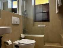 Hotel Bamboo Xaguate auf Fogo, modernes und gemütliches Badezimmer mit Dusche.